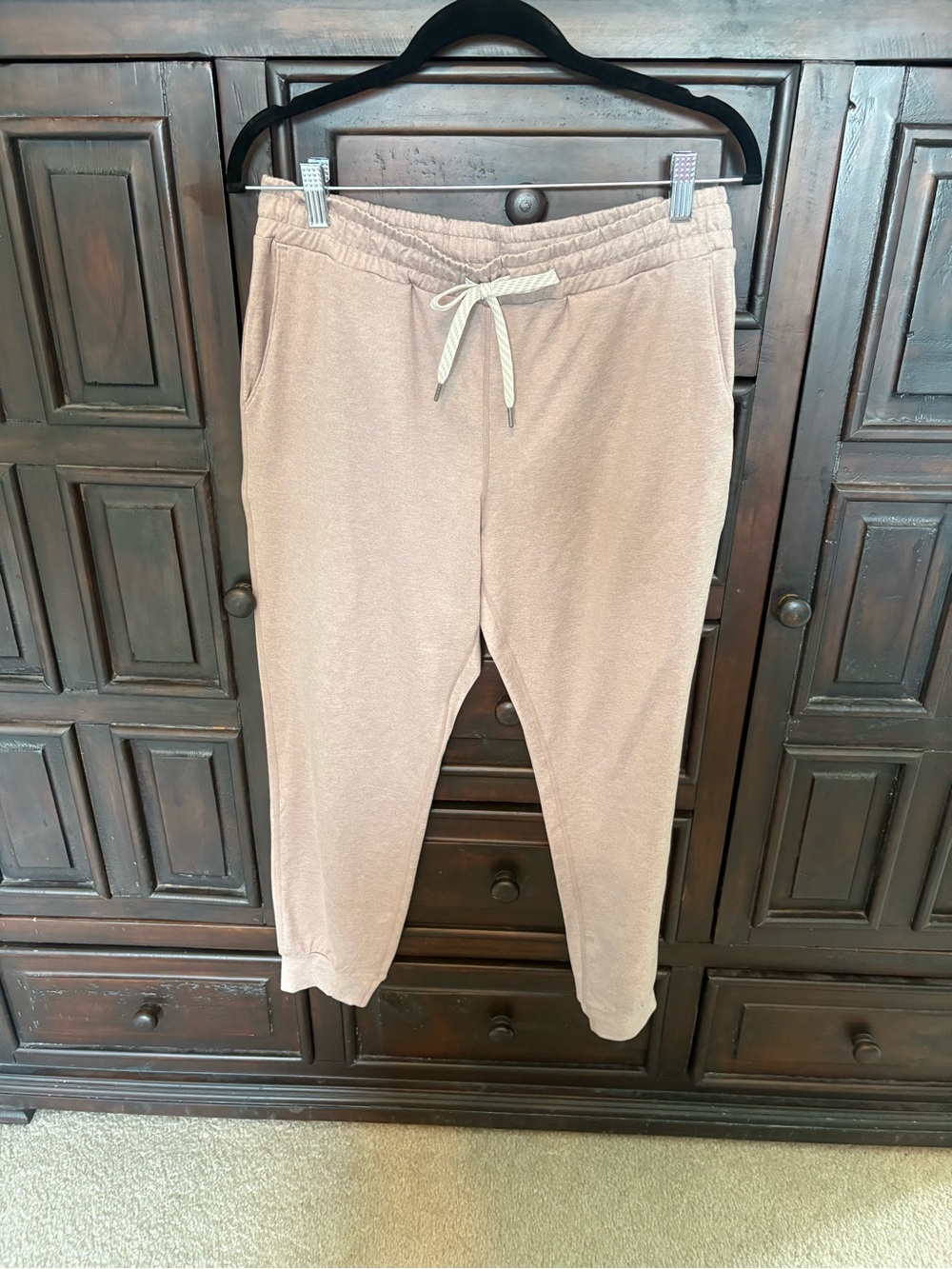 Vuori Women’s Performance Joggers in Medium, Umber Heather - Picture 5 of 6